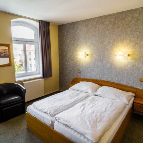 Pokoj s manželskou postelí