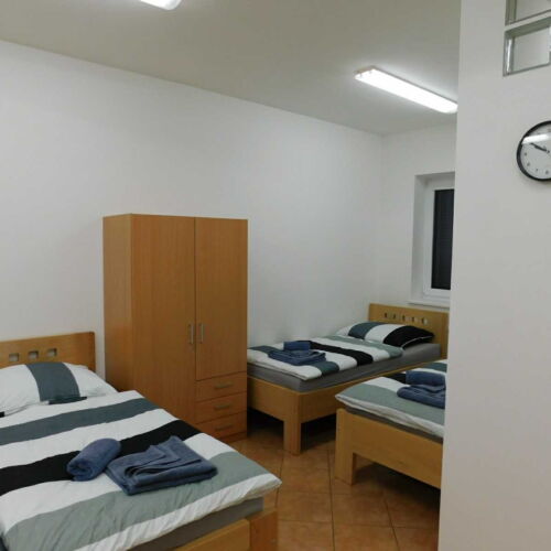 Apartman se sprchou s privátní koupelnou mimo apartmán pro 4 os.