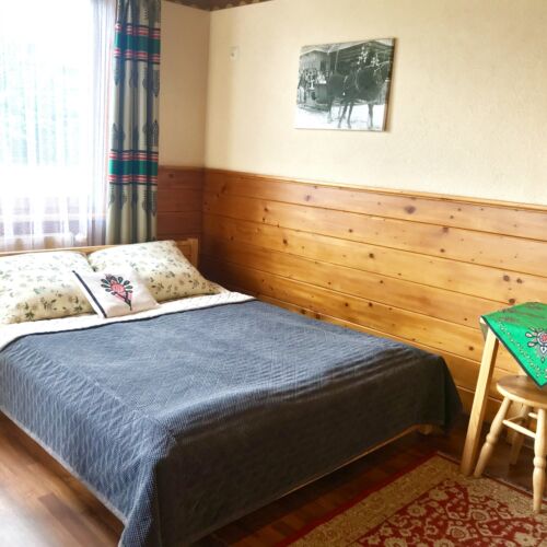 Camera tripla la parter cu vedere spre munte