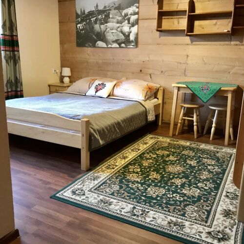 Camera cvadrupla la parter cu vedere spre munte