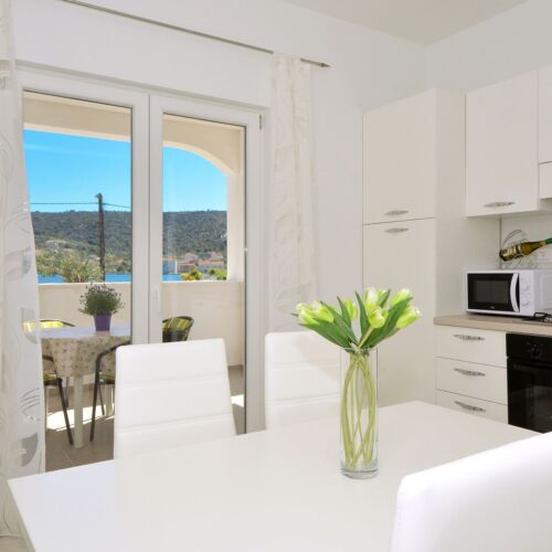 Apartament cu aer condiționat cu vedere spre mare cu 2 camere pentru 5 pers. K-16488