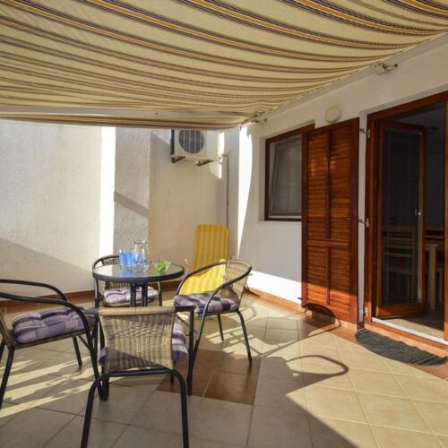 Apartament 4-osobowy z klimatyzacją z tarasem z 1 pomieszczeniem sypialnianym A-17392-b