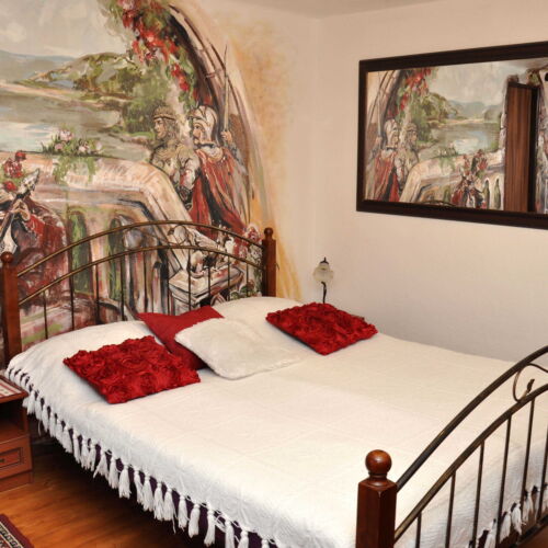 Pokoj se sprchou  s manželskou postelí