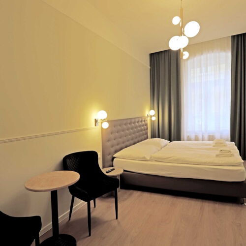 Pokoj s manželskou postelí