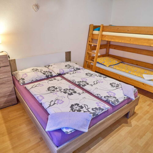 Pokoj se sprchou se společnou kuchyňkou pro 4 os.