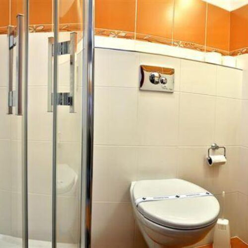 Izba so sprchou  pre 1 os.