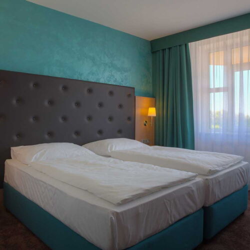 Pokoj se sprchou s balkónem pro 2 os. (s možností přistýlky)