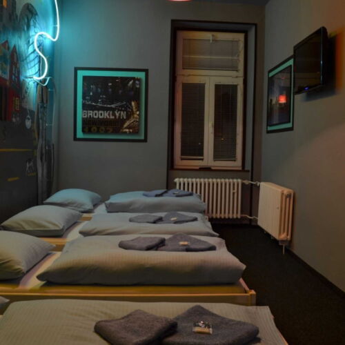 Camera tripla cu balcon cu duș