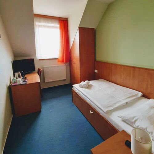 Camera single cu duș (se poate solicita pat suplimentar)