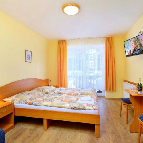 Pokoj se sprchou  s manželskou postelí