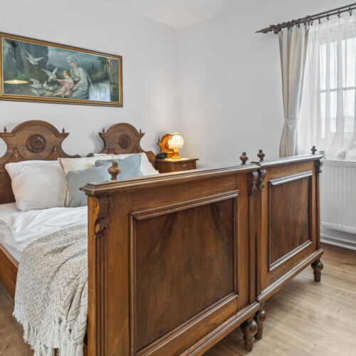 Romantik Pokoj se sprchou s manželskou postelí