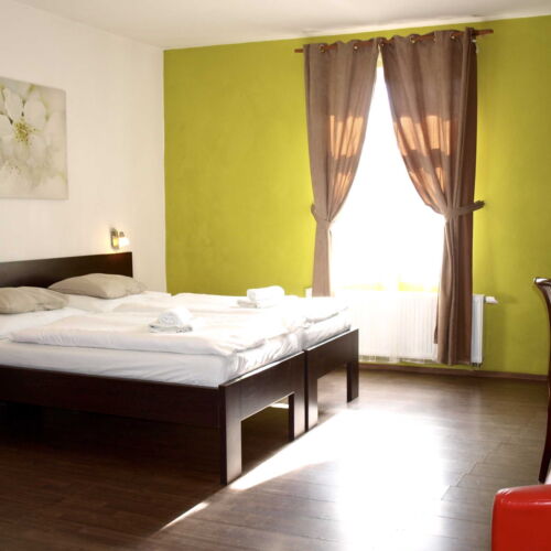 Pokój 3-osobowy ze wspólną łazienką (możliwa dostawka)