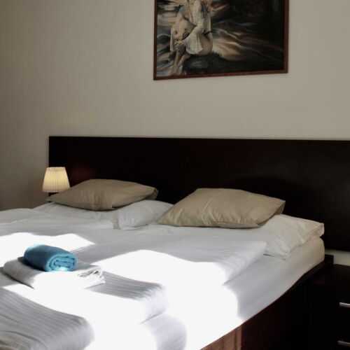 Pokój 2-osobowy ze wspólną łazienką (możliwa dostawka)