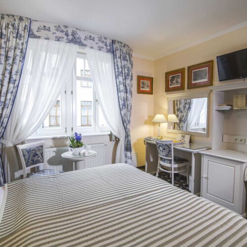 Double Room with LCD/Plasma TV and Bathtub