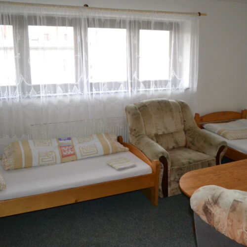 Dvoulůžkový pokoj ekonomy se sprchou a lednicí