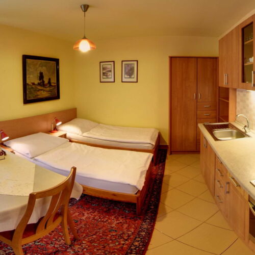 Apartman se sprchou s privátní koupelnou mimo apartmán pro 3 os. s 1 ložnicí