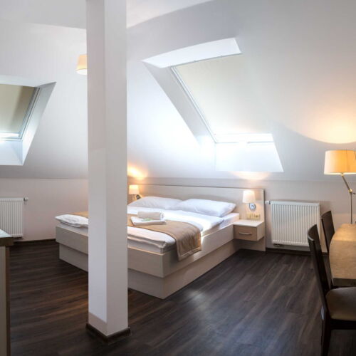 Deluxe Pokoj s manželskou postelí v podkroví (s možností přistýlky)