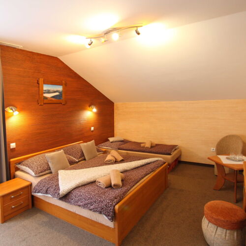 Izba so sprchou s balkónom pre 3 os.