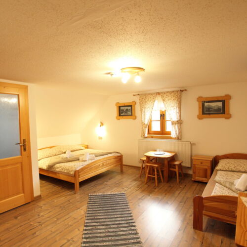 Izba so sprchou  pre 3 os.