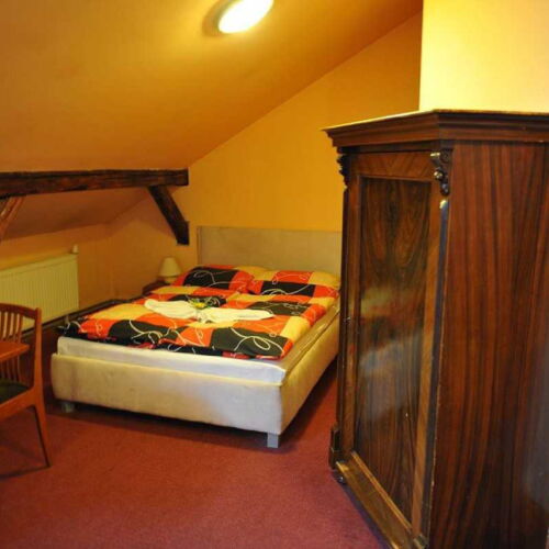 Camera twin standard la mansardă