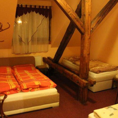 Camera tripla standard la mansardă