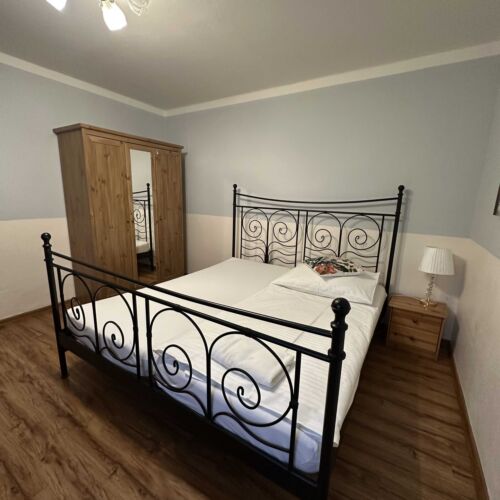 Pokoj s manželskou postelí