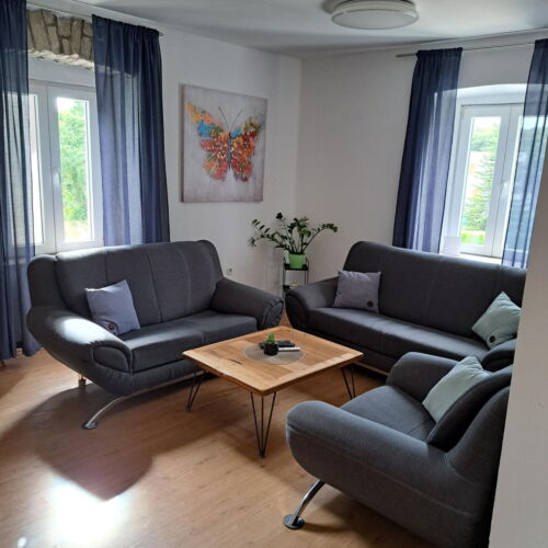 Apartman pro 5 os. se 3 ložnicemi s výhledem na les na poschodí