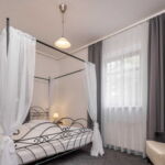 Dvoulůžkový pokoj typu Deluxe s manželskou postelí a vířivou vanou