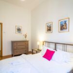 Pokoj s balkónem s privátní koupelnou mimo apartmán pro 1 os. (s možností přistýlky)