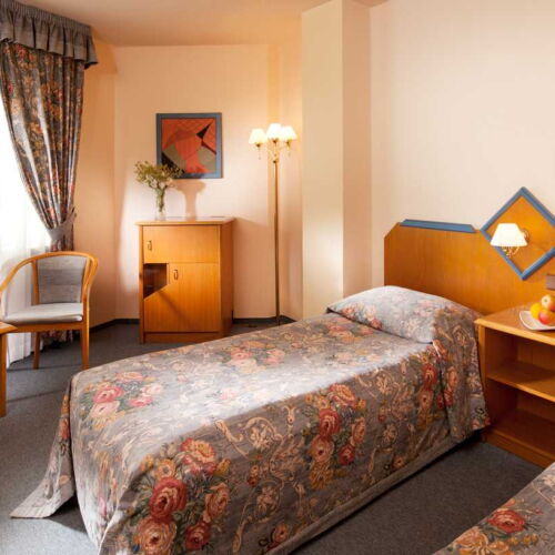 Camera cvadrupla familial(ă) cu duș (se poate solicita pat suplimentar)