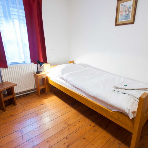 Pokoj se sprchou pro 1 os. s výhledem do dvora