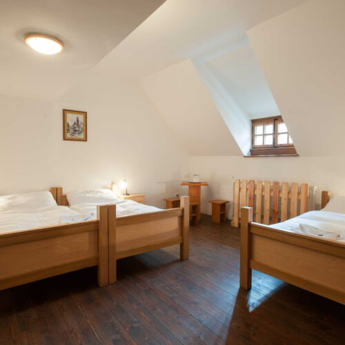 Pokoj se sprchou pro 3 os. na poschodí