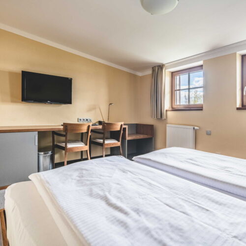 Pokoj s manželskou postelí s částečným výhledem na jezero 