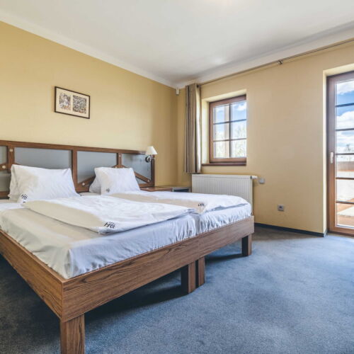 Pokoj s balkónem s manželskou postelí s výhledem na jezero