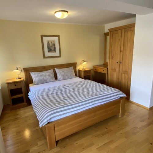 Pokoj s balkónem se sprchou s manželskou postelí