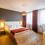 301 - dvoulůžkový pokoj typu Premium Imperial s manželskou postelí, vířivou vanou a balkónem - Na vlně - Ondřej Kamenický
