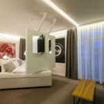 303 - dvoulůžkový pokoj typu Premium Imperial s manželskou postelí, vířivou vanou a balkónem - Gallery Room - Barbora Sacher