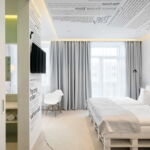 419 - dvoulůžkový pokoj typu Imperial Design Deluxe s manželskou postelí, vířivou vanou a balkónem - White box - Ateliér Kunc