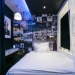 321 - jednolůžkový pokoj typu Imperial Design Deluxe s manželskou postelí šíře 110 cm, vířivou vanou a balkónem - Rock 'n' Roll - David Konrád