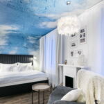 519 - dvoulůžkový pokoj typu Imperial Design Deluxe s manželskou postelí, vířivou vanou a balkónem - Nebeský pokoj - Blanka Karhanová