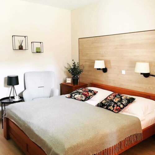 Pokoj s manželskou postelí