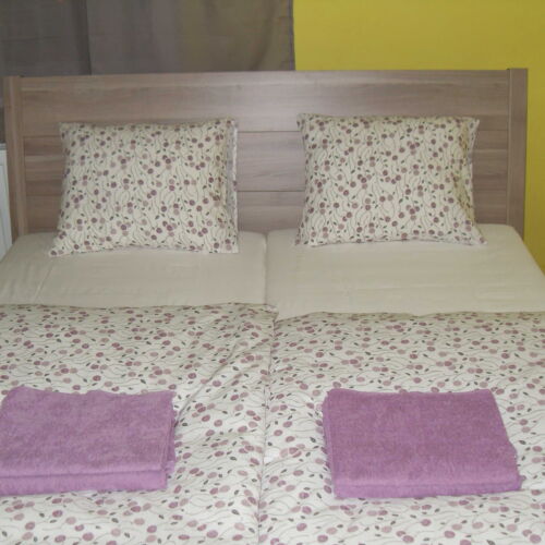 Pokoj s manželskou postelí