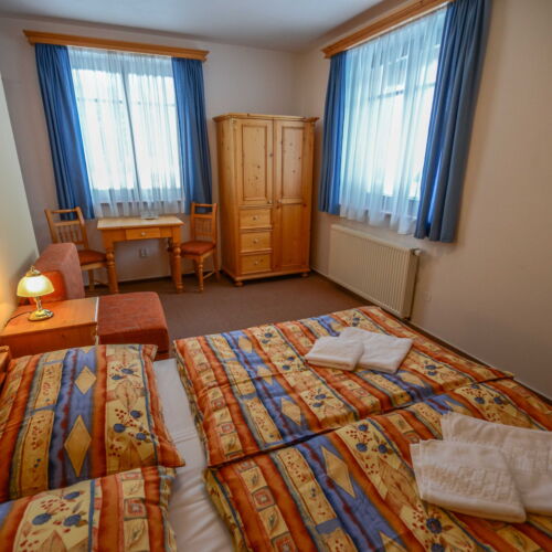 Pokoj s balkónem  s manželskou postelí