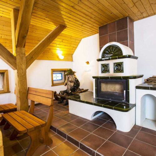 Chata cu duș cu chicinetă proprie pentru 18 pers. (se inchirieaza doar integral) (se poate solicita pat suplimentar)