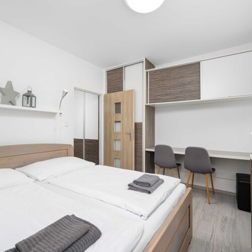 Apartament 2-osobowy z balkonem z 1 pomieszczeniem sypialnianym (możliwa dostawka)