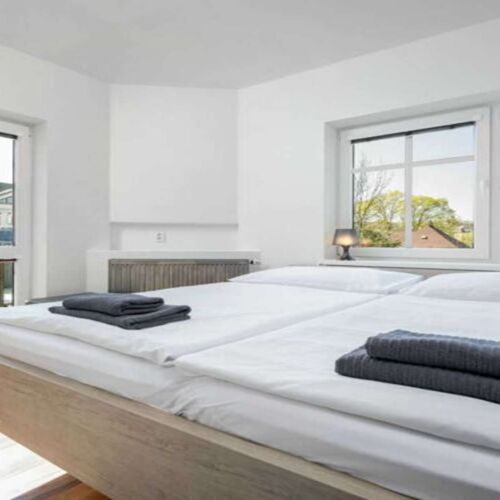 Apartament 4-osobowy z wanną z własną kuchnią z 2 pomieszczeniami sypialnianymi (możliwa dostawka)