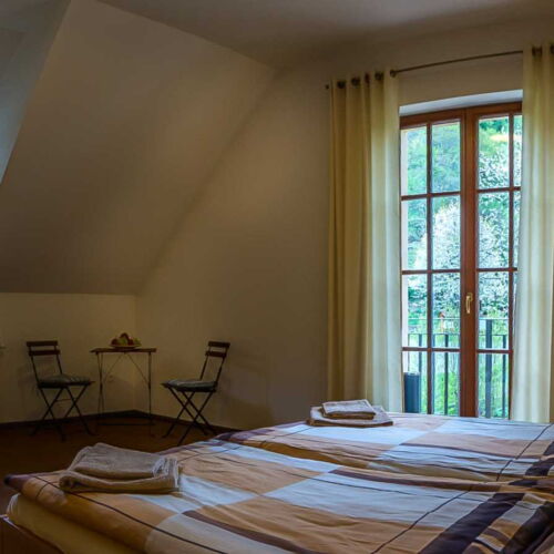 Apartament cu duș cu chicinetă proprie cu 2 camere pentru 4 pers.