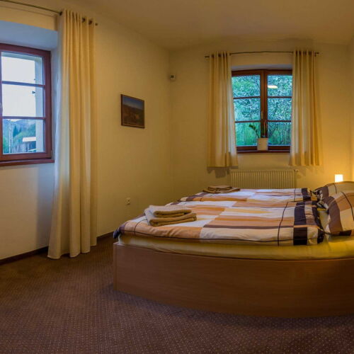 Apartament cu duș cu chicinetă proprie cu 4 camere pentru 8 pers.