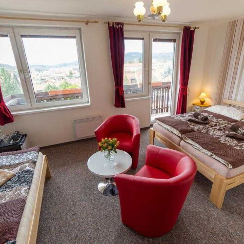 Camera tripla cu balcon cu duș