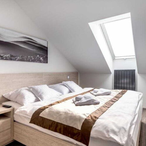 Apartman se sprchou s privátní koupelnou mimo apartmán pro 2 os. (s možností přistýlky)